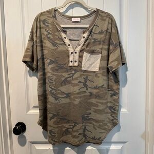 Pink Lily Camouflage Short Sleeve Henley Shirt Size Large